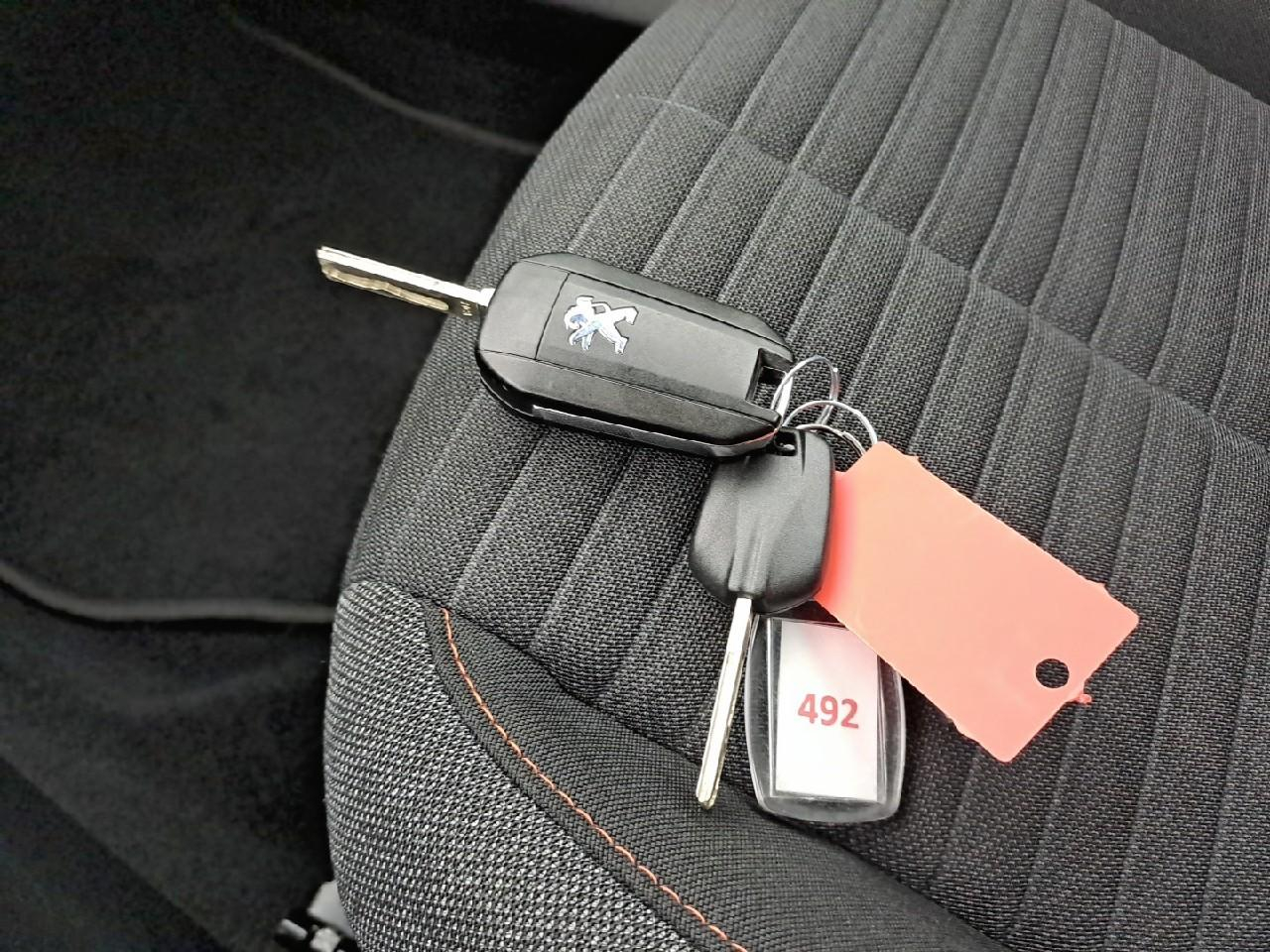 Peugeot 2008 puretech 100 s&s bvm6 active pack — photo 22