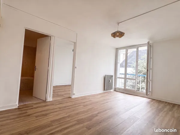 T2 42 m² calme avec balcon, garage et cave proche centre