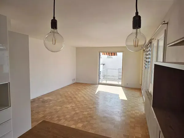BEL APPARTEMENT AVEC GRANDE TERRASSE ET PARKING