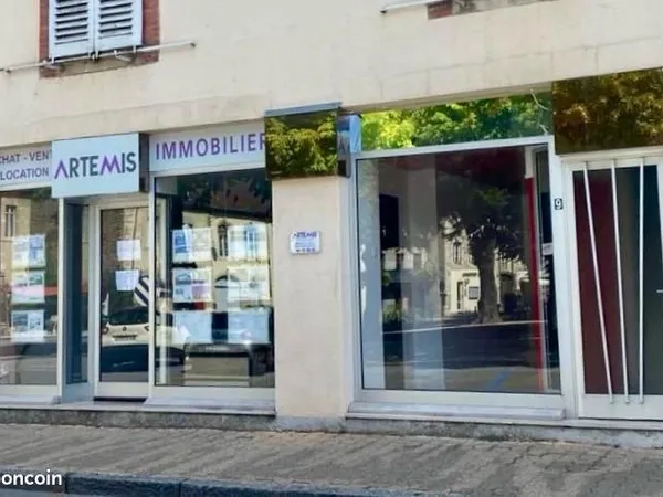 Local commercial place Courbet