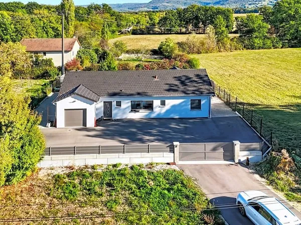 Maison contemporaine de plain-pied avec piscine enterrée et jacuzzi - Beaufort-Orbagna