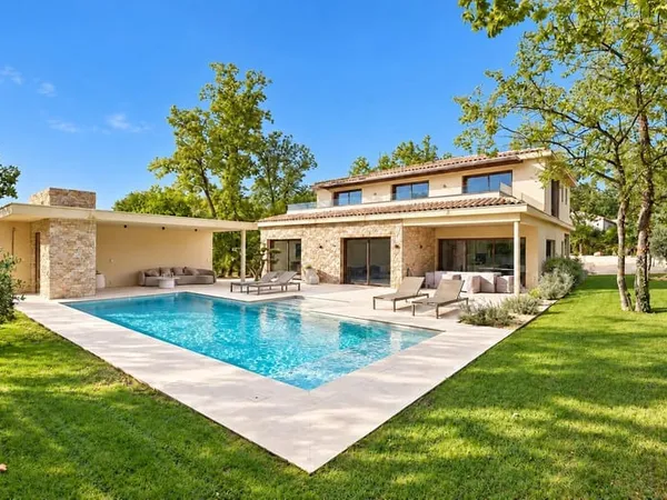Tourrettes - Golf de Terre Blanche Villa meublée de 250 m², quatre suites et piscine