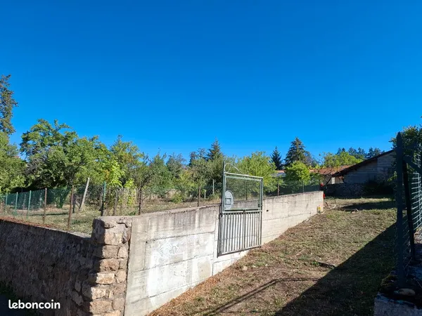 Terrain constructible de 850m2 centre ville de Monistrol Sur Loire