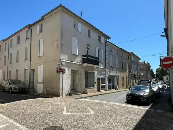 Immeuble très bien situé avec un premier logement à finir d'aménager au rez-de-chaussée et un logeme