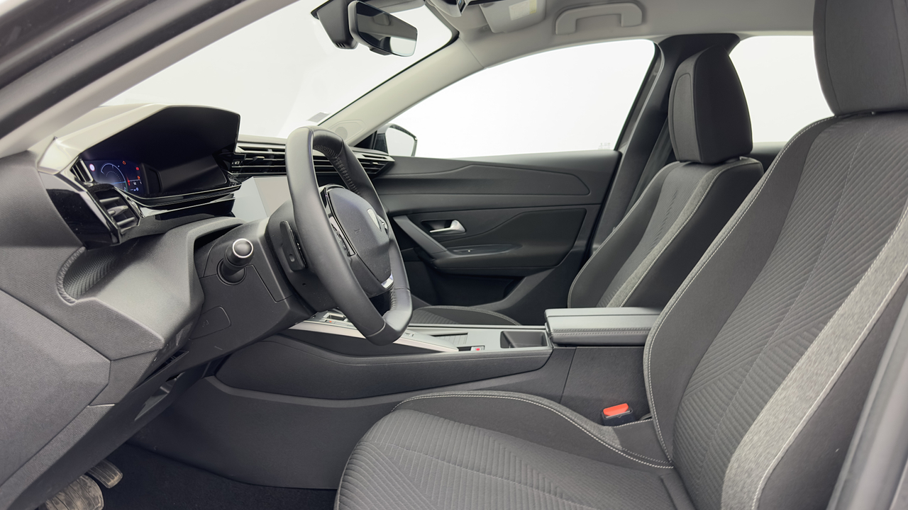 Peugeot 308 SW PHEV 180 e-EAT8 — photo 11