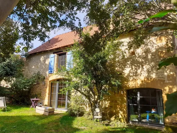 Propriété en pierre rénovée avec maison, 3 gîtes, bassin de détente et fort potentiel locatif - Péri