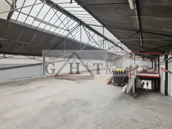 ENTREPÔT-BUREAUX DE 1200 M2 À VENDRE SUR GENTILLY !