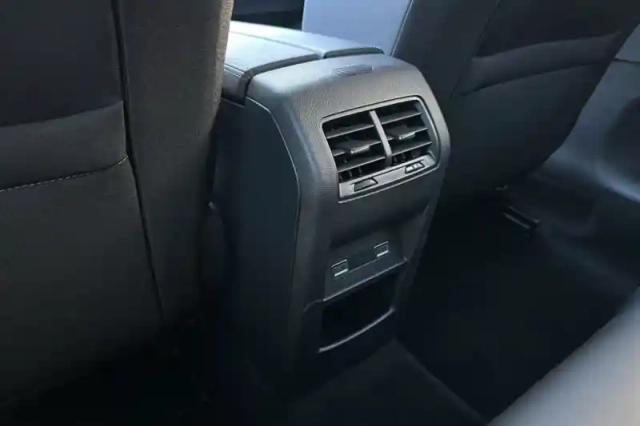 Peugeot 308 phev 180 e-eat8 — photo 24