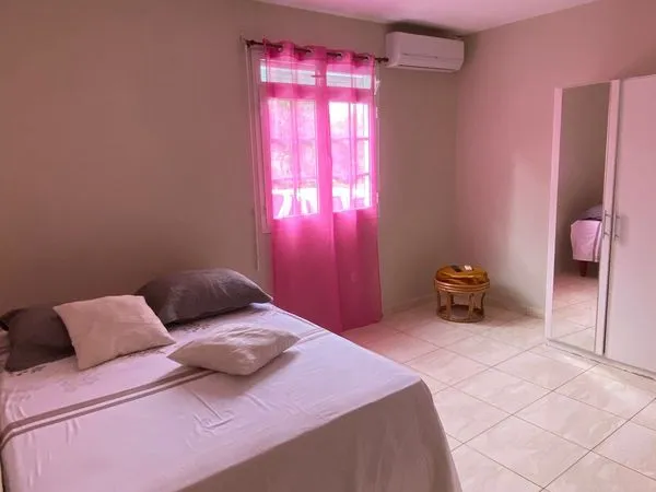 Loue f2 bas de villa 700 par mois toutes charges comprises aux abymes