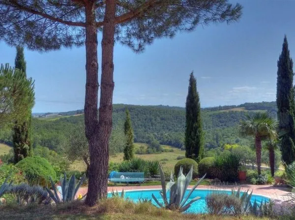 Belle maison de campagne avec superbe parc, gîte et piscine.