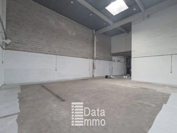 Entrepôt 740 m²