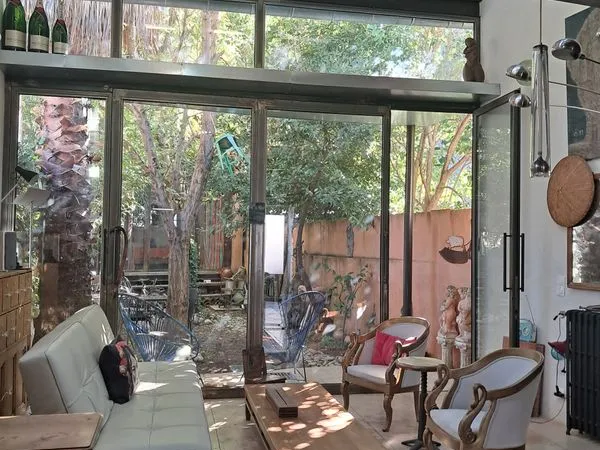Maison d'architecte colorée avec jardin et studio