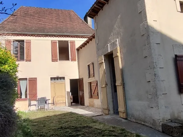 A SAISIR Charmante Maison de Bourg en pierre sur 3 niveaux, toit