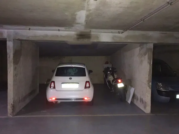 Loue grande place de parking proche Mairie d'Issy