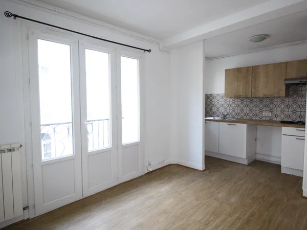 T2 Vide avec Balcon et cuisine intégrée