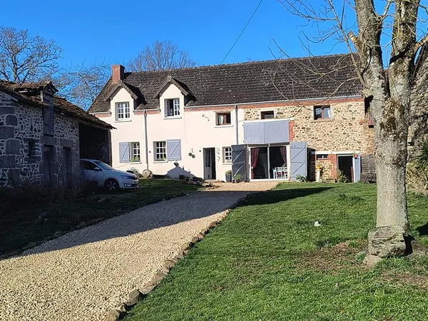 CREUSE - Maison polyvalente de 5 chambres avec piscine, dépendances et possibilité d'aménager un gît