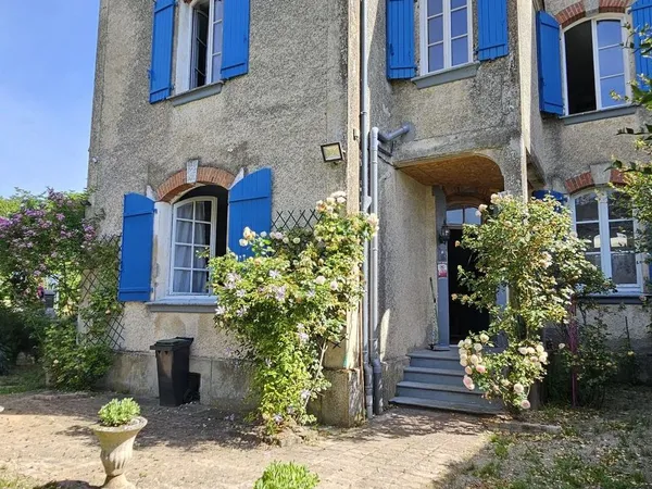 ELEGANTE MAISON EN PIERRE AVEC JARDIN ET PISCINE