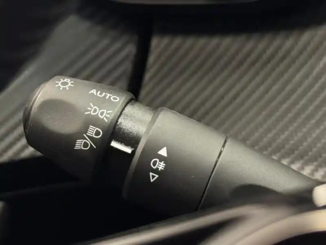 Peugeot 2008 1.2 puretech 100ch s&amp;s allure — photo 12