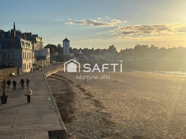 Au pied de la plage des Bas Sablons et de St Servan