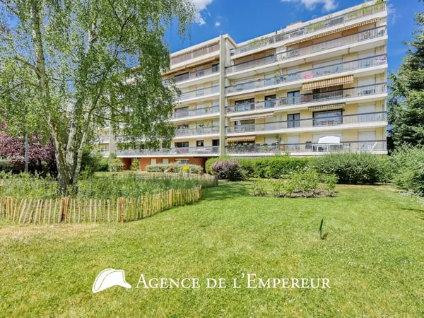 5 pièces, 101,3 m2, balcon, cave et parking. DPE C