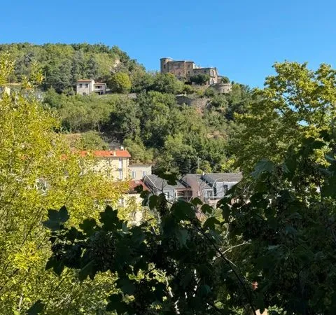 F2 de 40 m2 à Royat avec terrasse et balcon