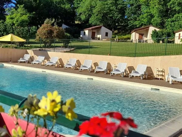 Ensemble immobilier avec gîtes, restaurant, et piscine en plein