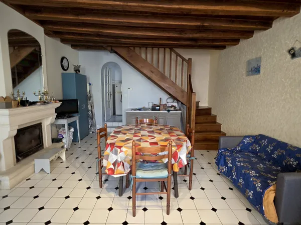 MAISON DE BOURG AVEC COUR PRIVATIVE - VIHIERS HYPER-CENTRE !