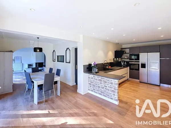 Maison 8 pièces 242 m²