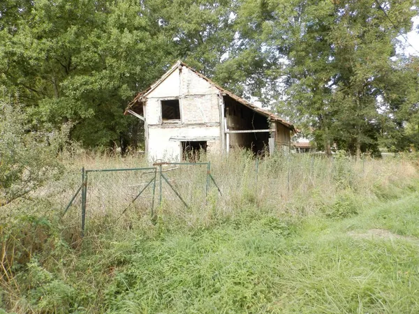 Secteur St Germain-du-Bois (71), À VENDRE TERRAIN CONSTRUCTIBLE SITUÉ AU CALME 1148 M² AVEC DÉPENDAN