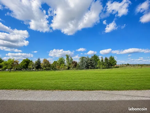 SUPERBE TERRAIN À BÂTIR DE 897 m² - VIABILISÉ & LIBRE DE CONSTRUCTEUR