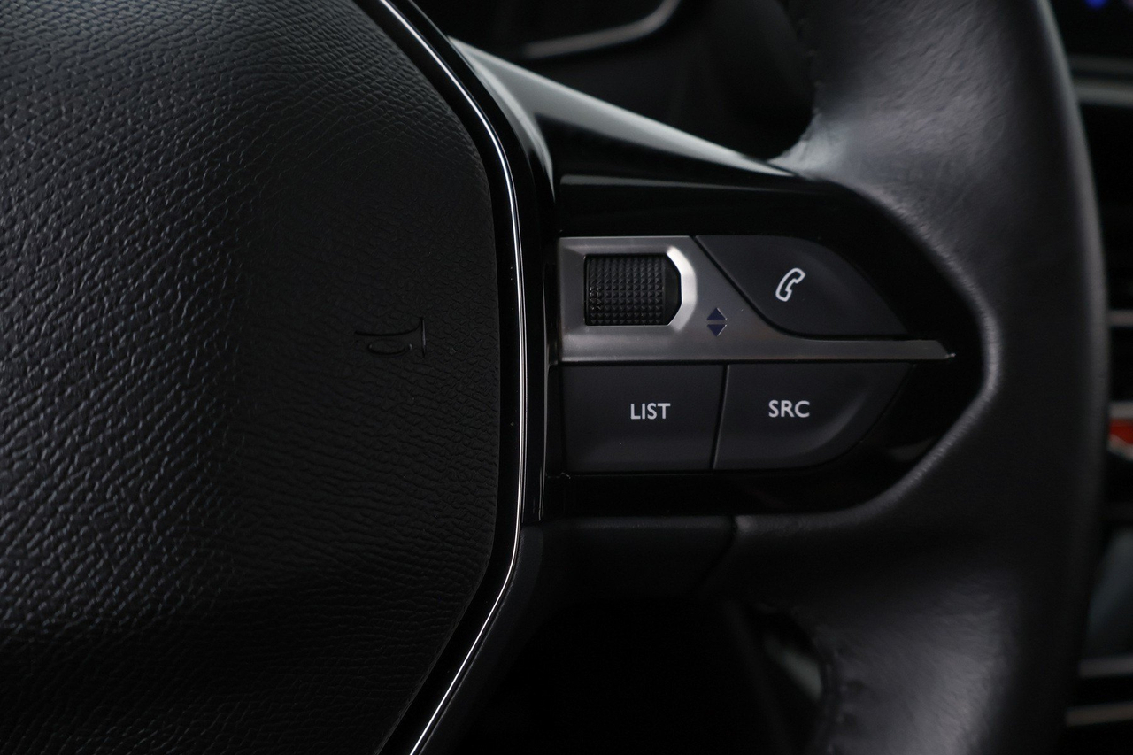 Peugeot 208 — photo 18