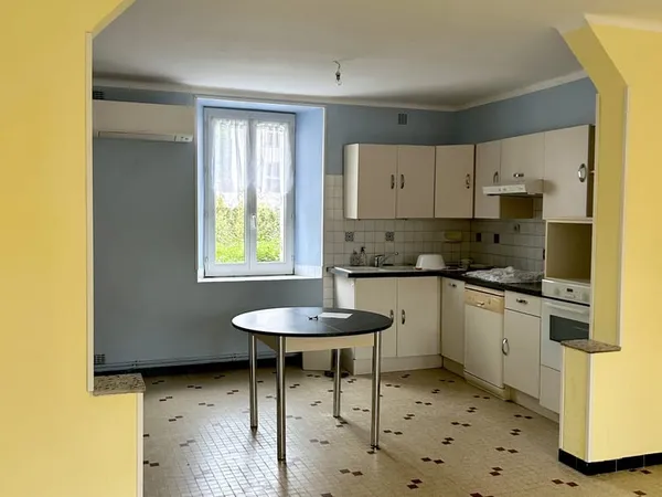 Maison de village 3-faces avec garage et jardin à trois pas