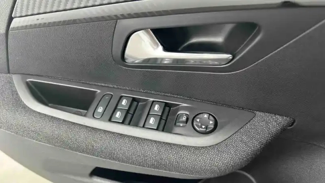 Peugeot 208 hybrid 110 ch e-dcs6 — photo 17