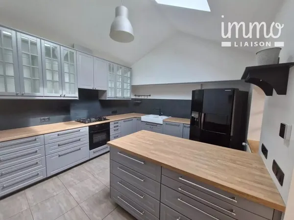 Magnifique maison en pierre T4 de 142 m² avec des dépendances su