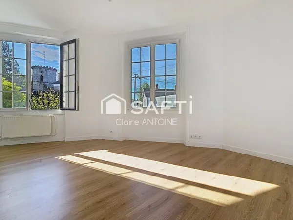 Coup de coeur assuré pour ce studio lumineux au coeur de Bourron-Marlotte, avec vue dégagée.