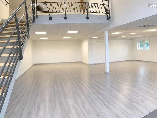 À louer - local commercial, magasin, bureaux ou stockage - 260 m²