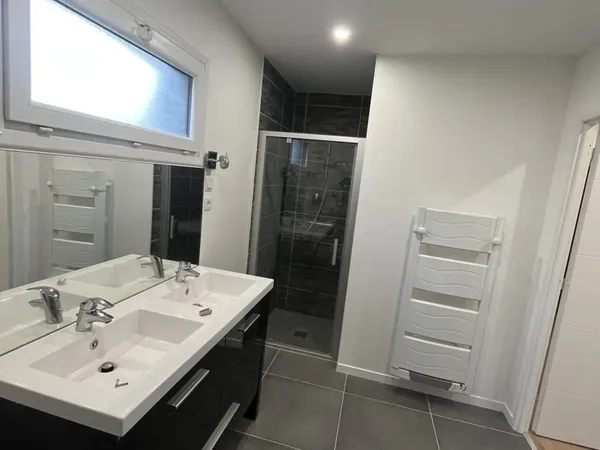 À vendre MÂCON ,maison plain-pied de 137 M2 P5 sur 747 m2