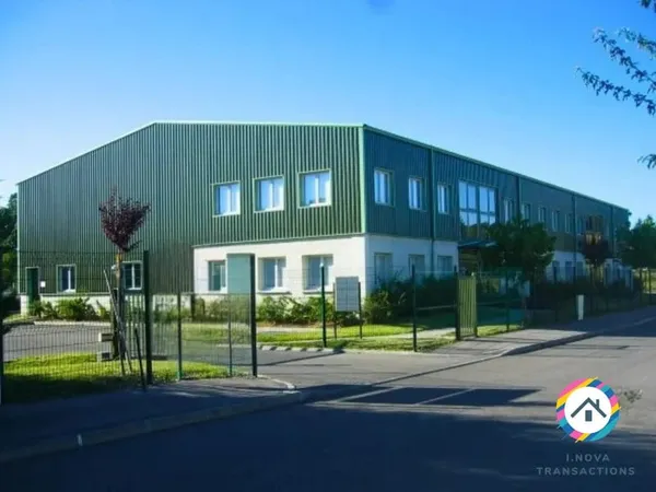 VILLEFONTAINE — Entrepôt de 120 m² avec porte sectionnelle, espace bureau et sanitaires