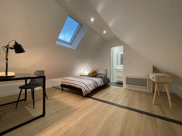 Chambre de service 4 pièces 14 m²
