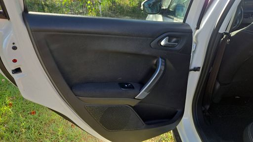 Peugeot 2008 1.2 PureTech 130 - Allure – 2018 – 76560 km – Essence – Boîte Manuelle — photo 18