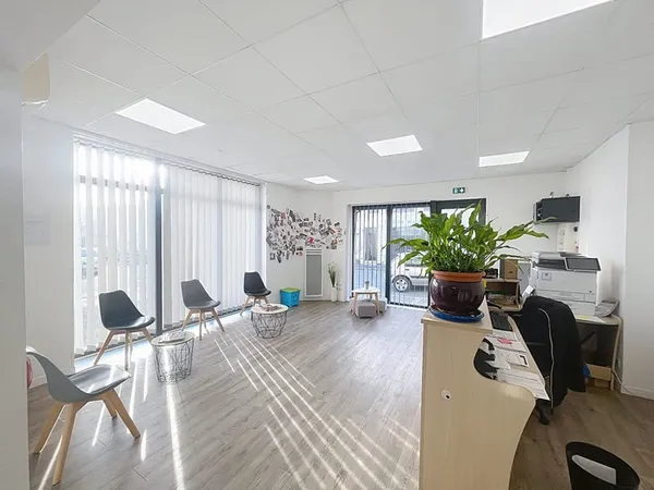 Local commercial Hyper centre