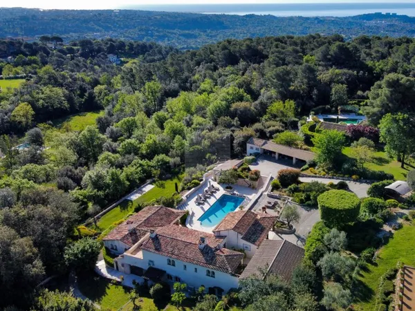 Superbe propriété - 437m2 - Domaine fermé