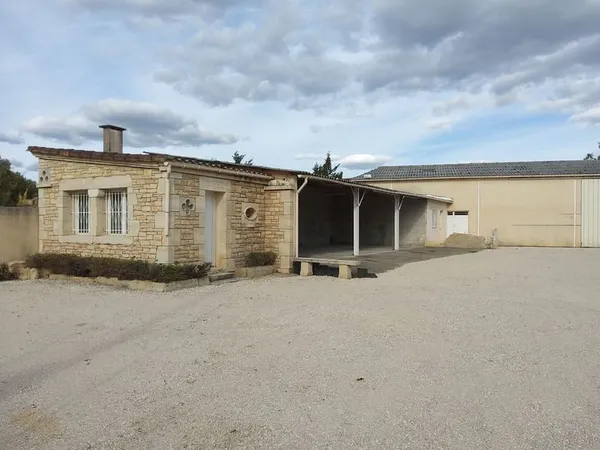 LOCAL COMMERCIAL SUR TERRAIN CLOS