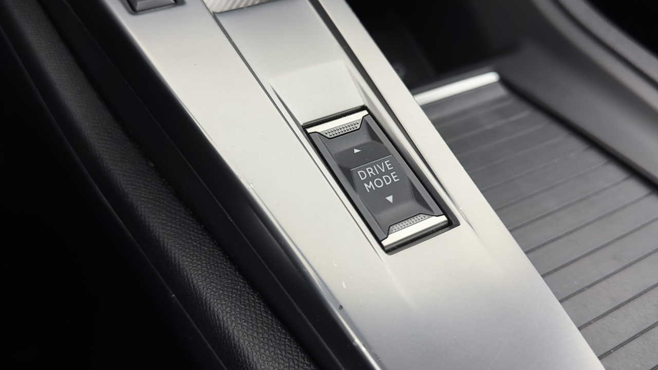 Peugeot 308 SW PHEV 180 e-EAT8 — photo 30