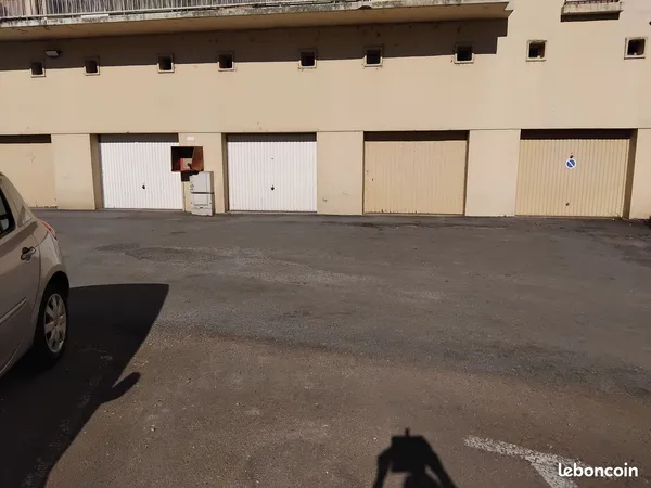 Garage a la residence du Pont Biais