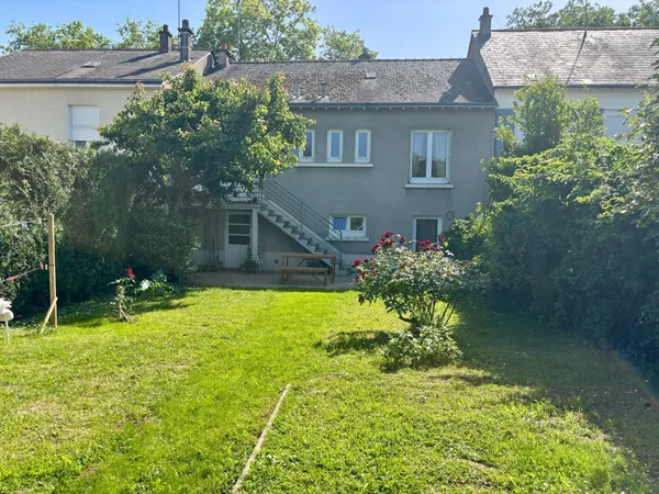 ABBÉ CHAUVAT, TRÈS AGRÉABLE MAISON ANNÉES 60 AVEC BEAU JARDIN !