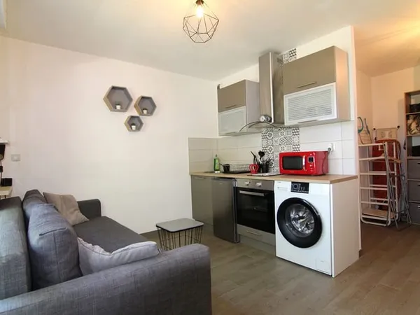 Studio récent de 19m2 meublé + balcon :