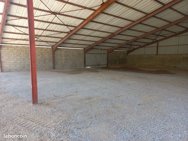 Places d'hivernage dans hangar couvert sécurisé