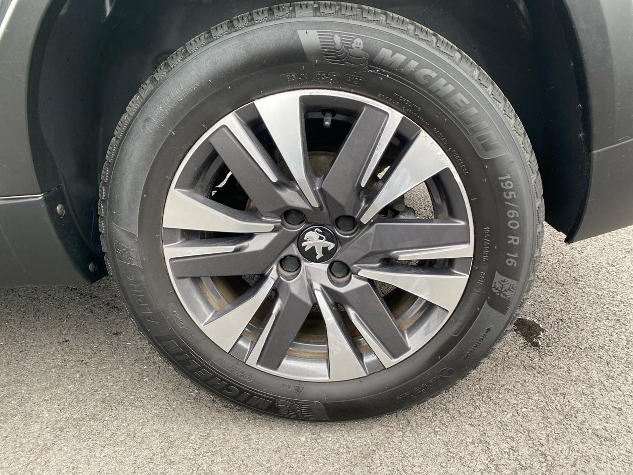 Peugeot 2008 1.2 puretech 110ch allure s&s — photo 11