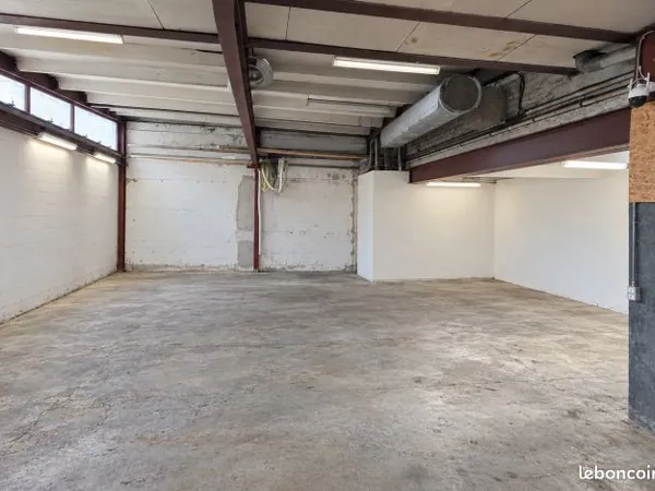 Local activité / Entrepôt 370 m² + cour + bureaux - divisible